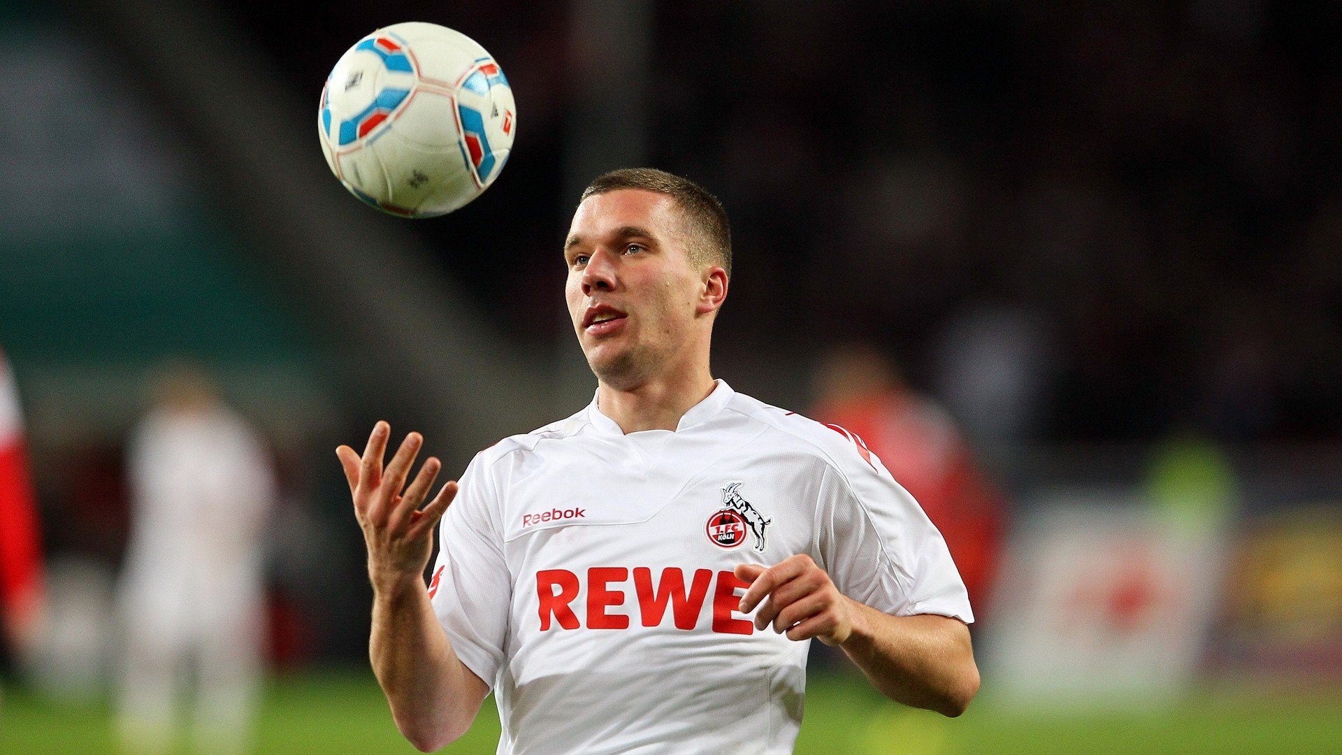 银色闪电划破巴林夜空，拉塞尔领衔梅赛德斯完胜索伯，F1新赛季霸权初现